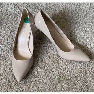 Nine West Nude Pointed Toe Heels  sz 8M Like New!